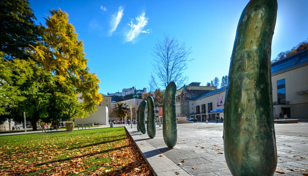 Kunstprojekt "Gurken" im Furtwängler Park im Festspielbezirk | © Tourismus Salzburg Gmbh / G. Breitegger