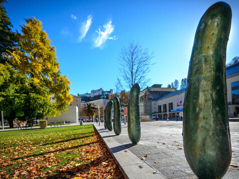 Kunstprojekt "Gurken" im Furtwängler Park im Festspielbezirk | © Tourismus Salzburg Gmbh / G. Breitegger