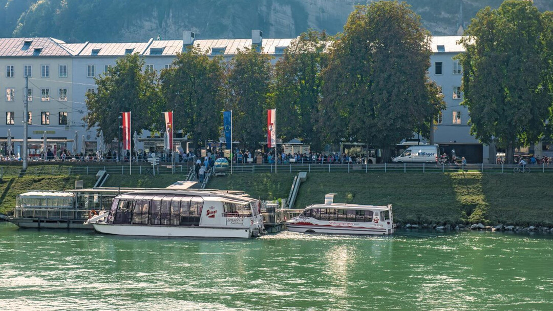 amphibious bus and Salzach-River-Ship at the landing stage | © Salzburg Highlights
