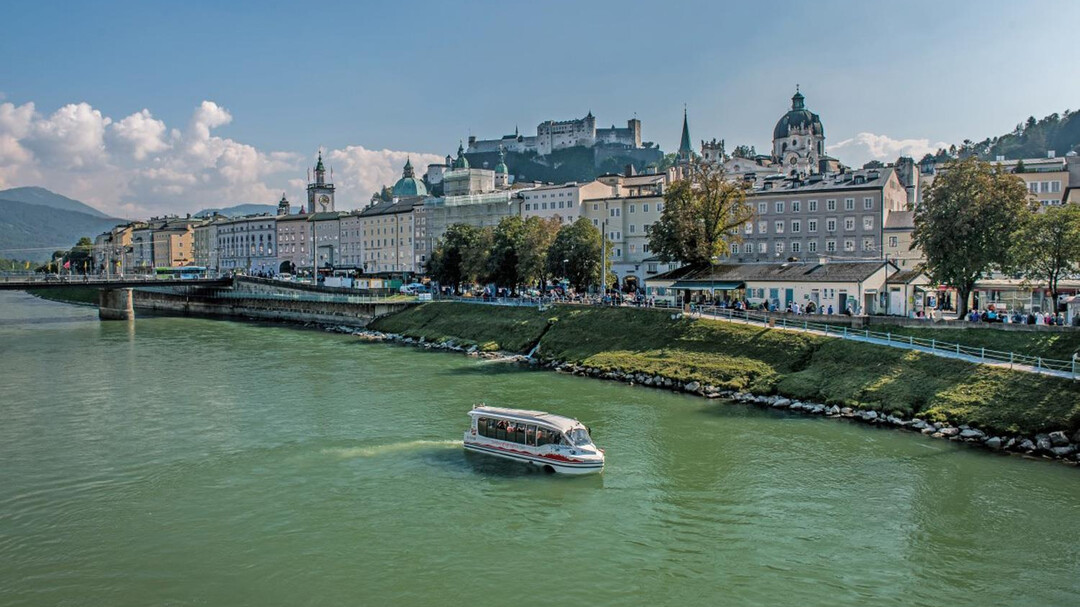 amphibious bus in the Salzach-River | © Salzburg Highlights