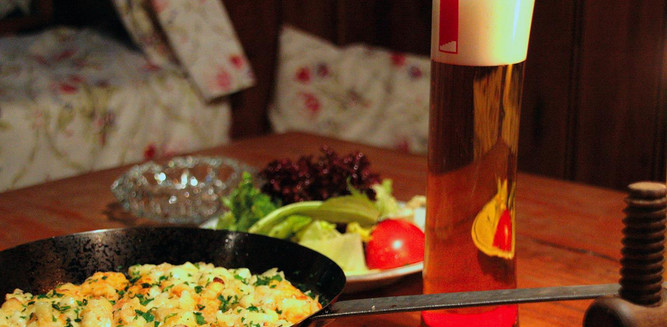 Kasnocken mit Salat und Bier in der Andreas Hofer Weinstube | © Andreas Hofer Weinstube