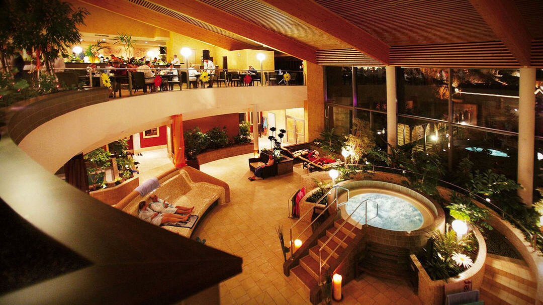 Wellnessbereich mit Whirlpool im Aqua Salza | © Aqua Salza