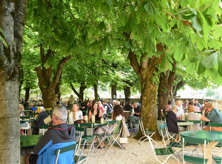 Garden with chestnut trees at Augustiner Bräustübl Kloster Mülln | © marketing concepts / shooting-star