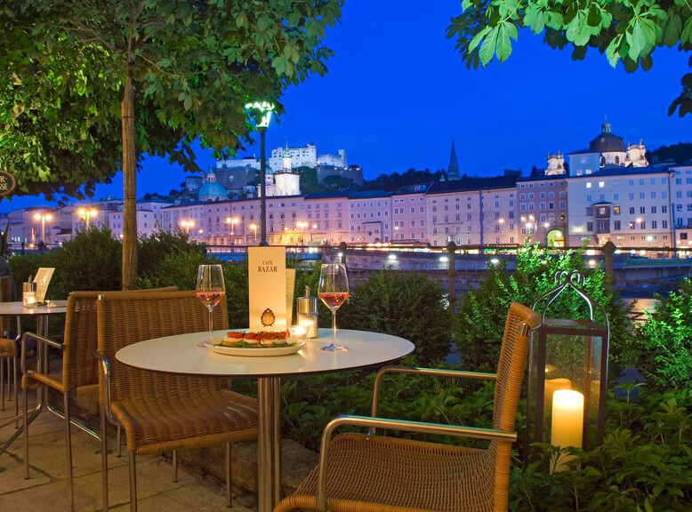 Terrasse des Café Bazar an der Salzach | © A.R.T. / P. Blaha