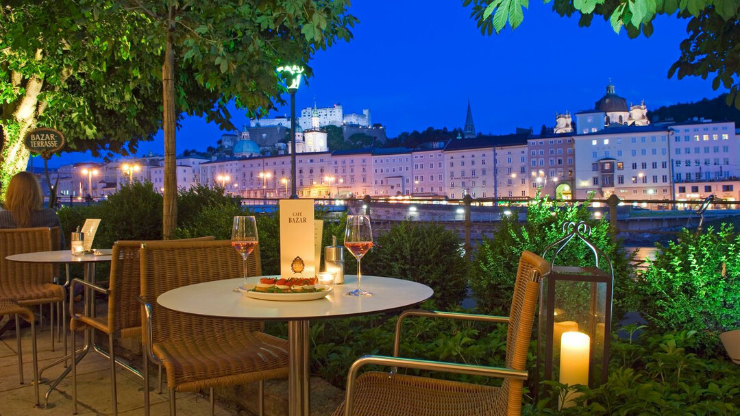 Terrasse des Café Bazar an der Salzach | © A.R.T. / P. Blaha
