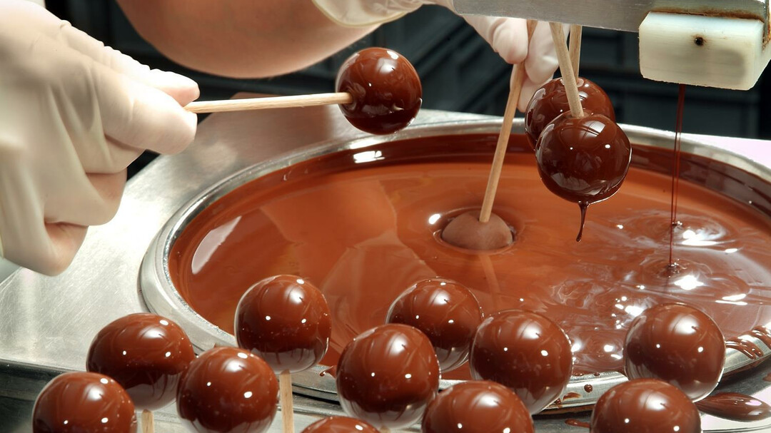 Original Mozartkugel - Tunkvorgang | © Café-Konditorei-Fürst