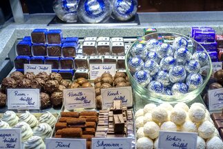 Different kinds of pralines and the Original Mozartkugel in the Cafè Fürst | © Tourismus Salzburg GmbH, Breitegger G.