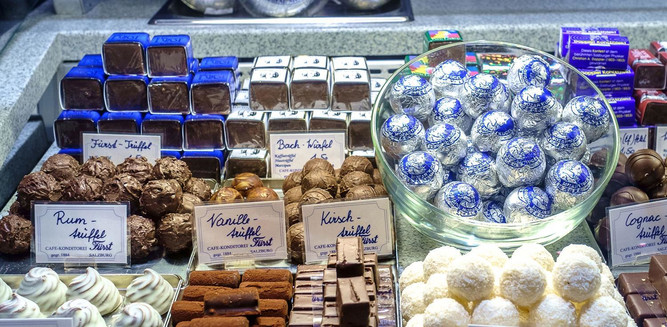 Verschiedene Sorten an Pralinen und die Original Mozartkugel im Cafè Fürst | © Tourismus Salzburg GmbH, Breitegger G.