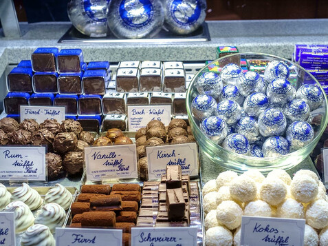 Different kinds of pralines and the Original Mozartkugel in the Cafè Fürst | © Tourismus Salzburg GmbH, Breitegger G.
