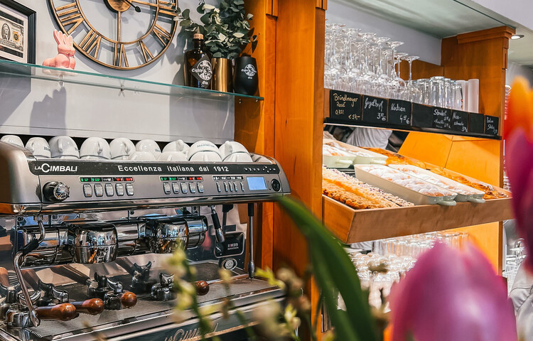 Kaffeemaschine und Süßes | © Café N°5