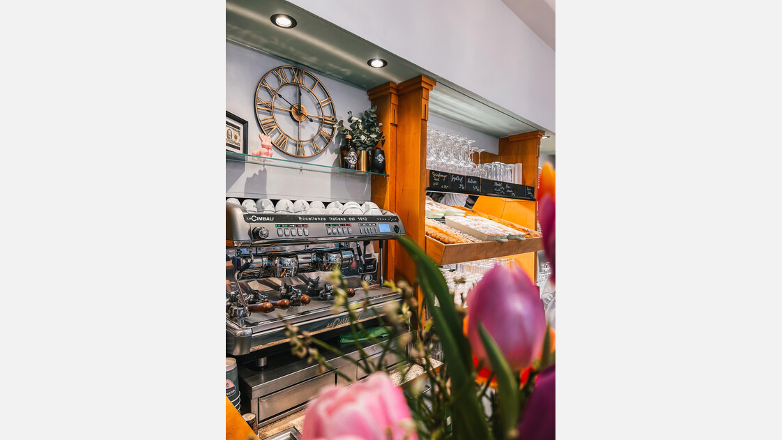 Kaffeemaschine und Süßes | © Café N°5