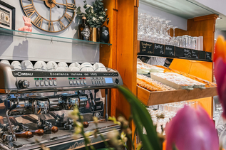 Kaffeemaschine und Süßes | © Café N°5