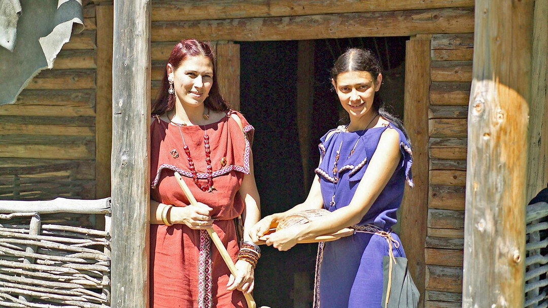 Sionnach und Rioban vor dem Haus | © Salinen Tourismus GmbH