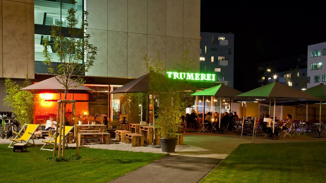 Trumerei Gastgarten bei Nacht | © Trumer Privatbrauerei