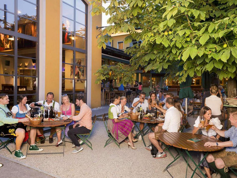 Beergarden in der Weissen during twilight | © Die Weisse