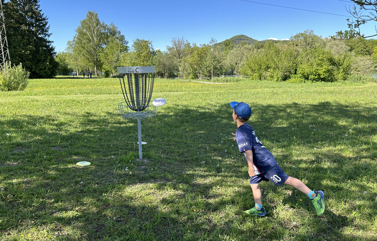Kind wirft Disc | © Discgolf Union Salzburg, Harald Nutz