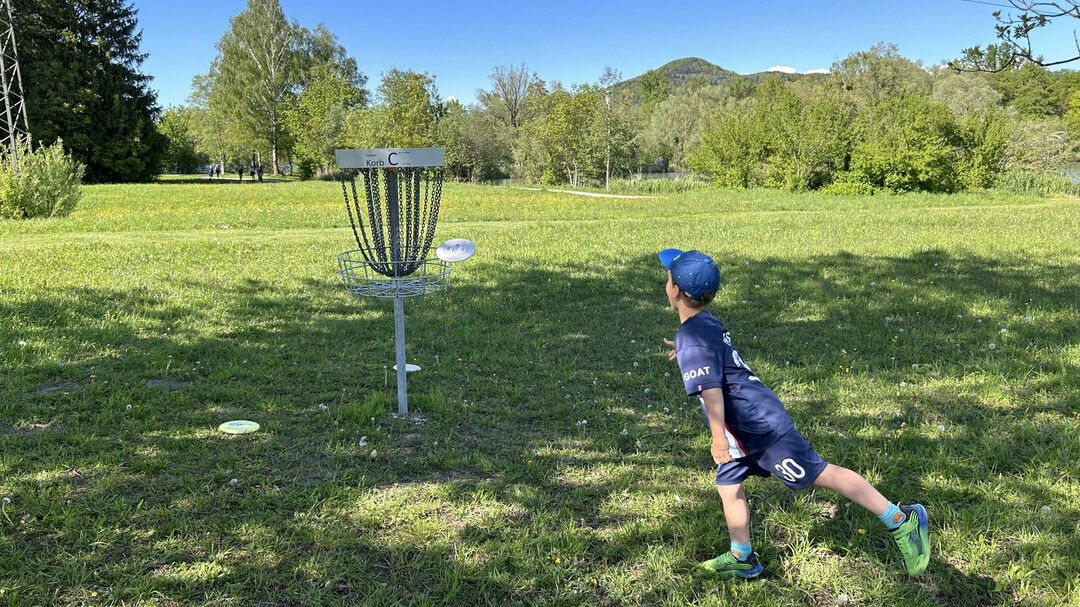Kind wirft Disc | © Discgolf Union Salzburg, Harald Nutz