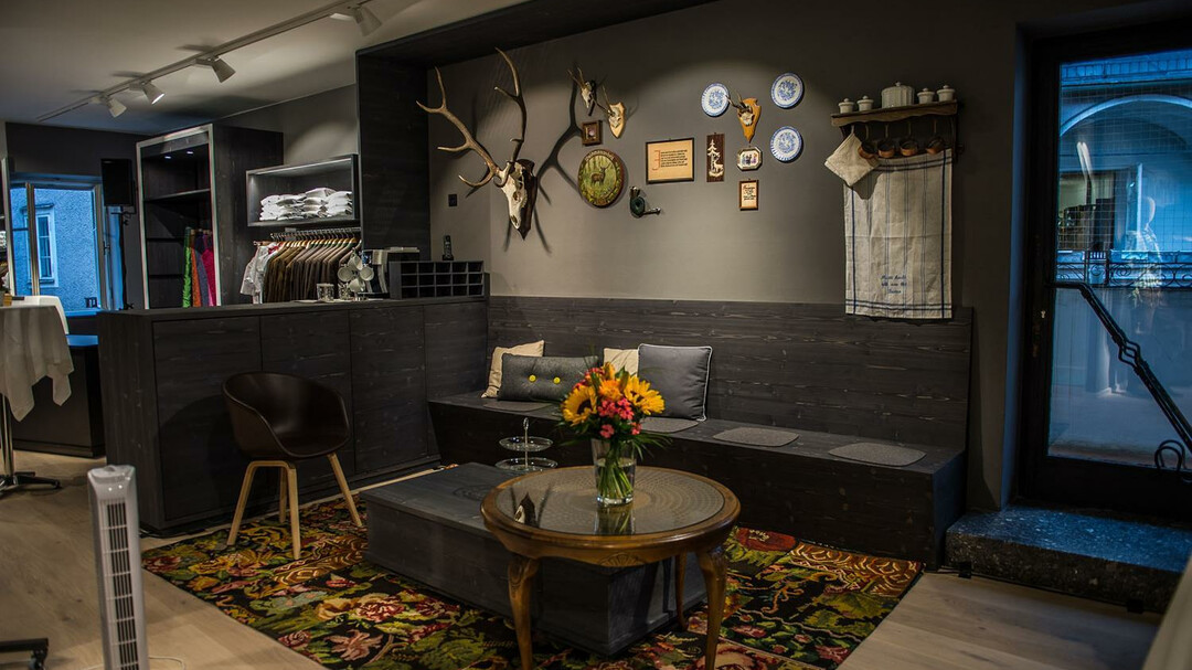 Sitzgelegenheit im Trachtengeschäft Dollinger | © Dollinger Mode