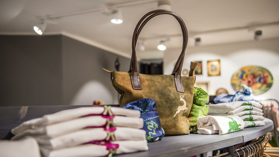 Tasche im Trachtengeschäft Dollinger | © Dollinger Mode