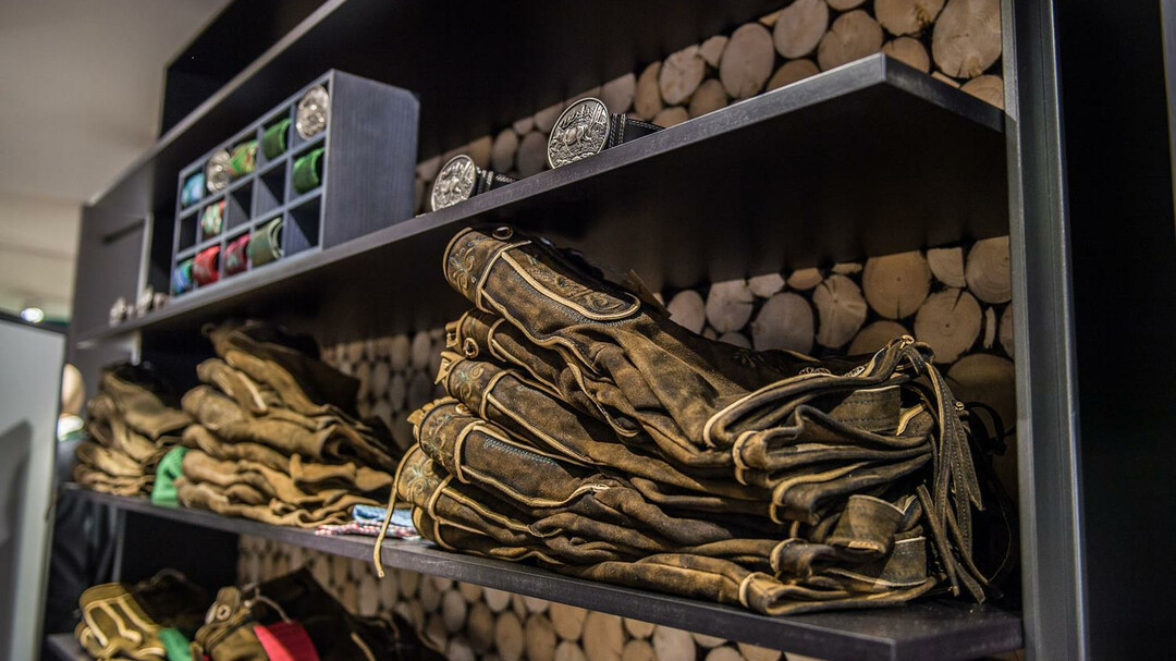 Lederhosen im Trachtengeschäft Dollinger | © Dollinger Mode