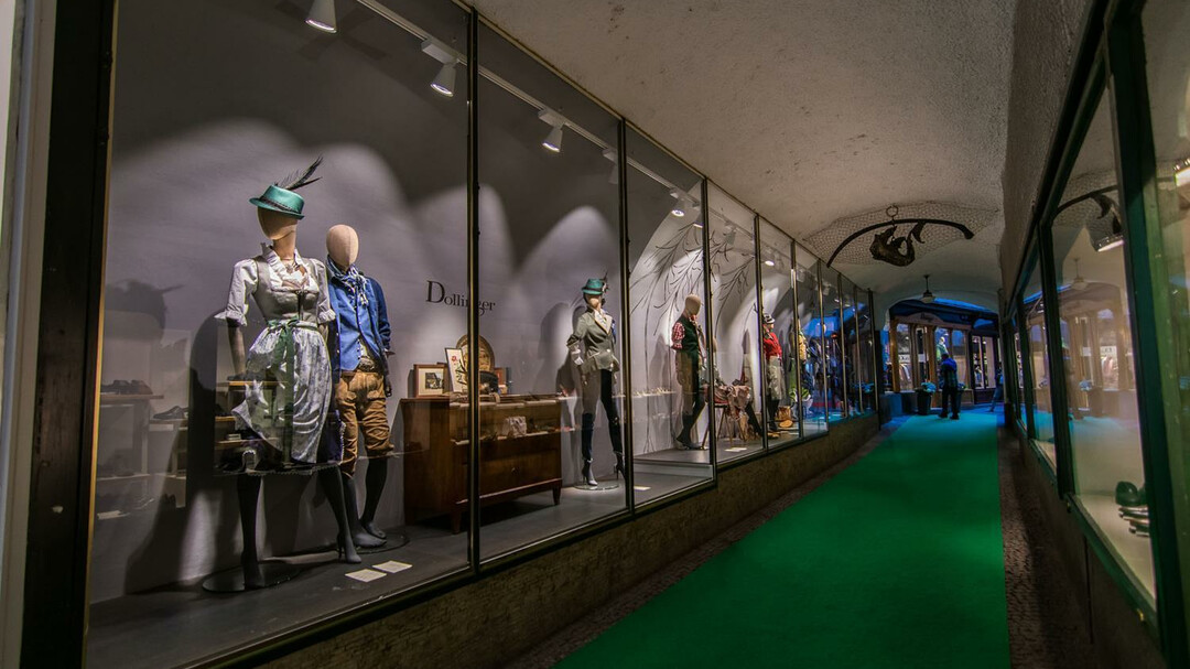 Dollinger Auslage in der Getreidegasse Salzburg | © Dollinger Mode