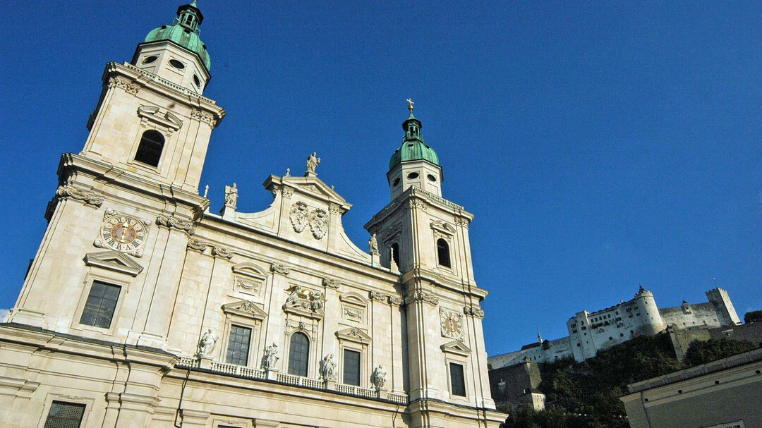 Salzburg Cathedral - Fortress in the background | © Fräulein Maria's Bicycle Tours