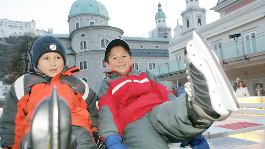 Kinder beim Schlittschuhlaufen | © Wildbild