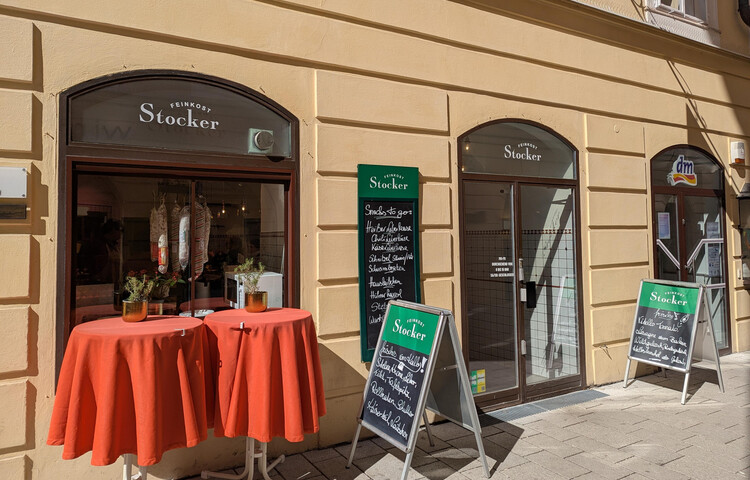 Feinkost-Stocker-Altstadt_Eingang | © TSG-Bozek