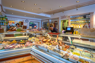 Theke - Feinkost Stocker | © Tourismus Salzburg GmbH / G. Breitegger