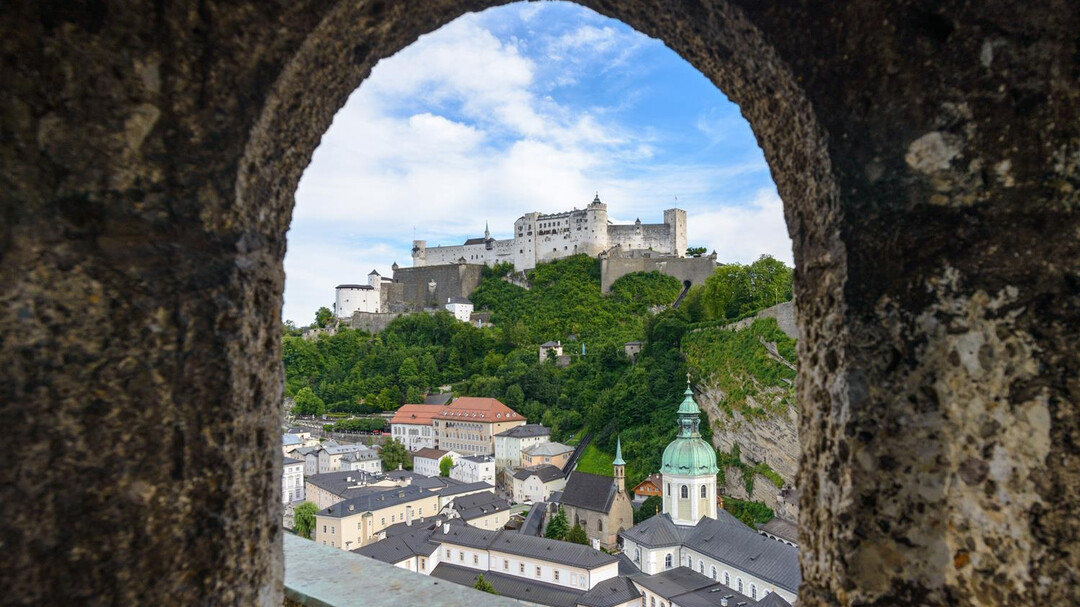 view to the Fortress through archway | © Tourismus Salzburg / G. Breitegger