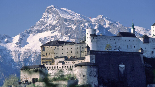 Fortress with snowy mountains | © Tourismus Salzburg
