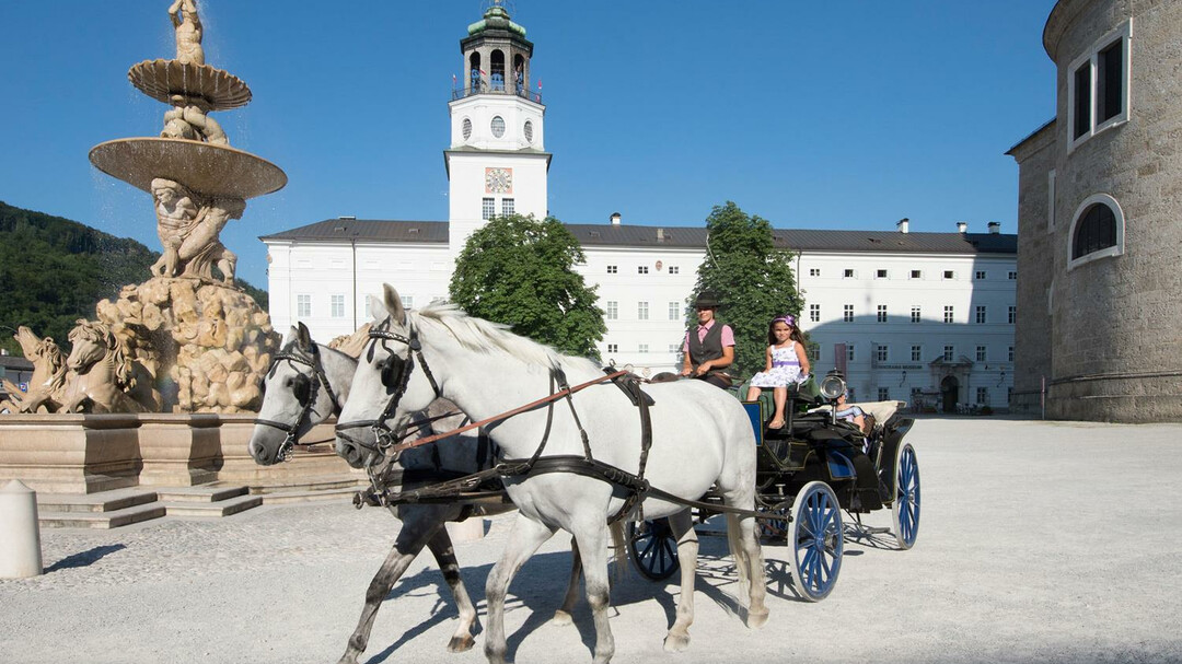 Fiakercarriage at Residenzplatz Square Salzburg | © Tourismus Salzburg