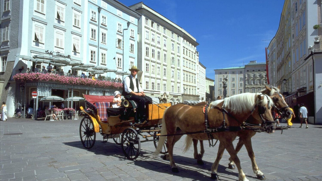 Fiaker carriage in front of Café Tomaselli | © Tourismus Salzburg