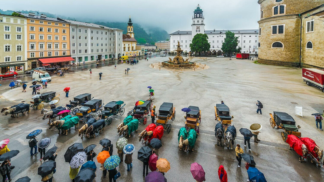 Fiaker carriages in the Rain at Residenzplatz Square | © Anibal Trejo