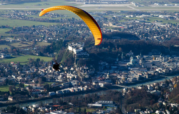 Paragleiten über der Stadt | © Wolfgang Wimmer, Fly Tandem