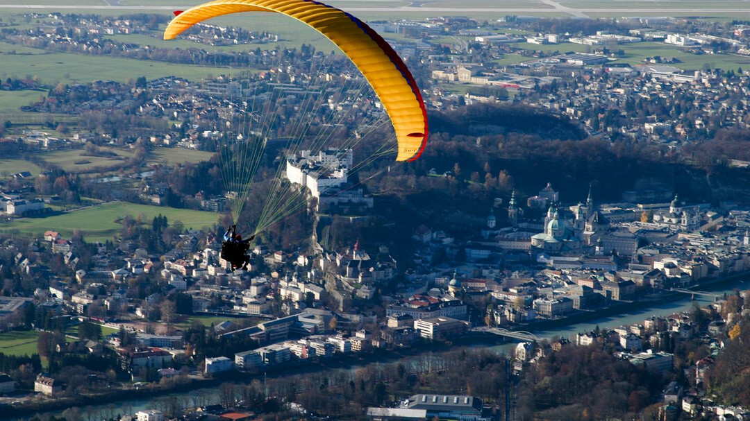 Paragleiten über der Stadt | © Wolfgang Wimmer, Fly Tandem