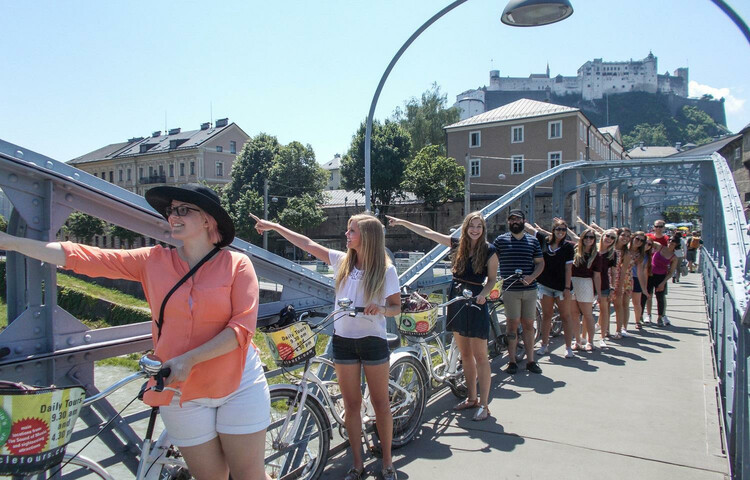 Fräulein Maria's Bicycle Tour - Mozartsteg bridge | © Fräulein Maria's Bicycle Tour