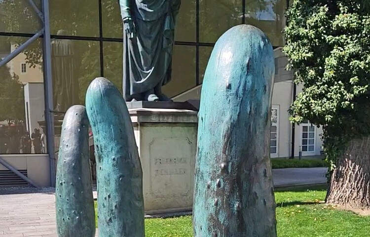 "Gurken" mit der Friedrich Schiller Statue | © Tourismus Salzburg GmbH / K. Brugger
