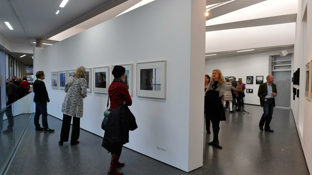 Besucher in der Galerie Fotohof | © Fotohof