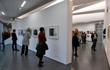 Besucher in der Galerie Fotohof | © Fotohof