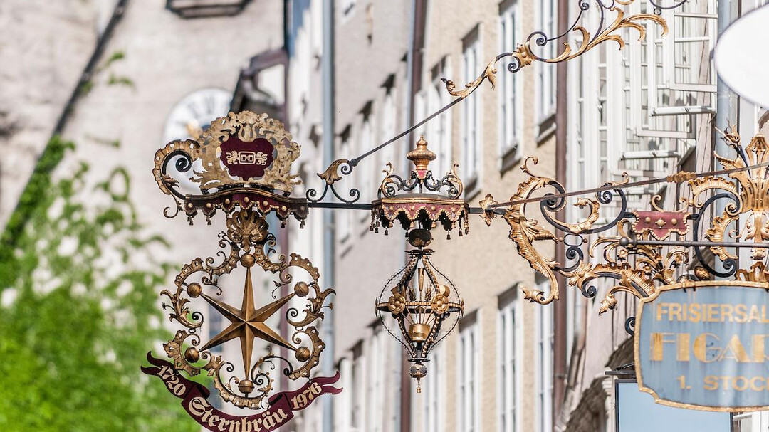 Zunftzeichen in der Getreidegasse | © Anibal Trejo