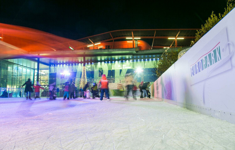 Eislaufplatz EUROPARK am Abend | © EUROPARK