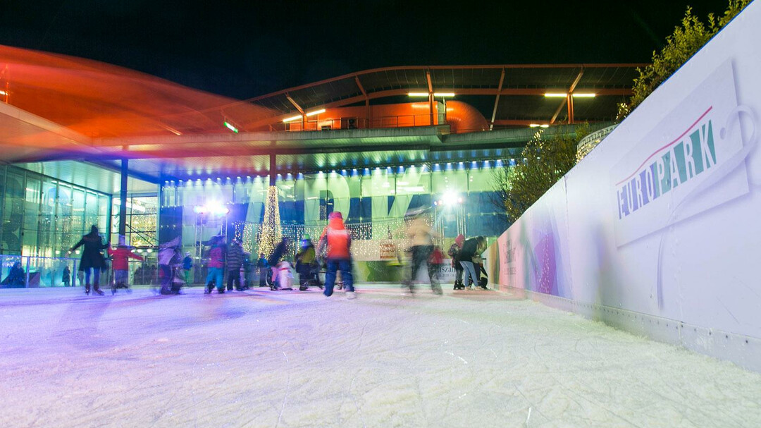 Eislaufplatz EUROPARK am Abend | © EUROPARK