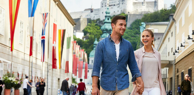 Pärchen in der Hofstallgasse vorm Festspielhaus | © Tourismus Salzburg GmbH / A. Hechenberger