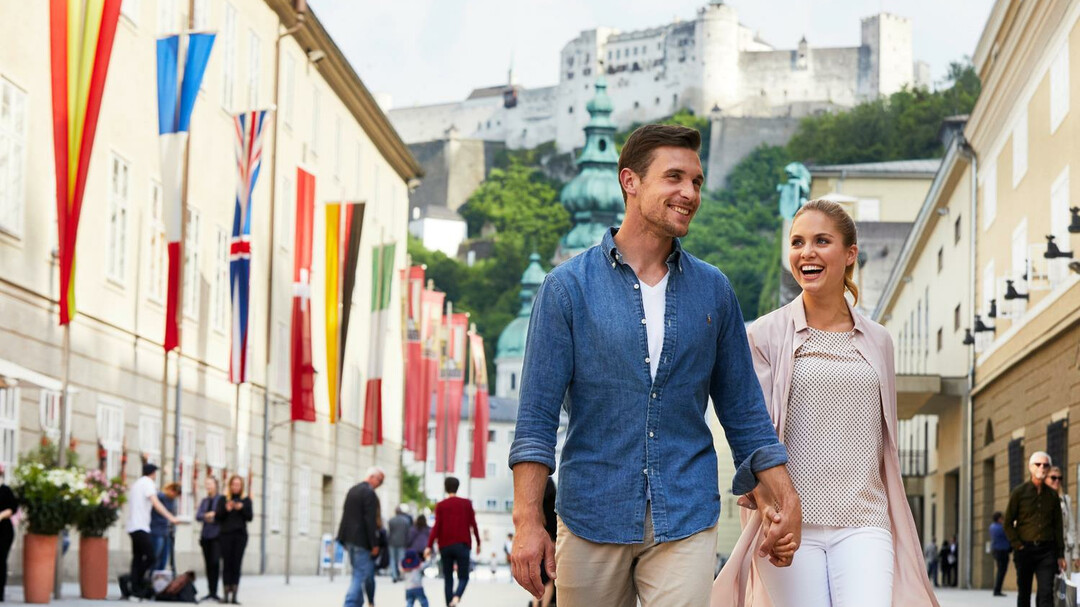 couple in the Hofstallgasse in front of the Festspielhaus | © Tourismus Salzburg GmbH / A. Hechenberger