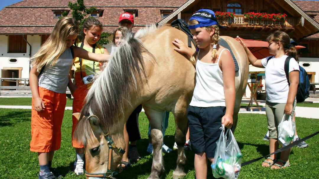 children with horse | © Gut Aiderbichl