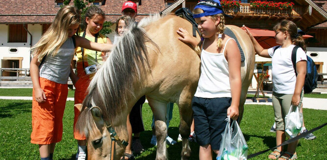 children with horse | © Gut Aiderbichl
