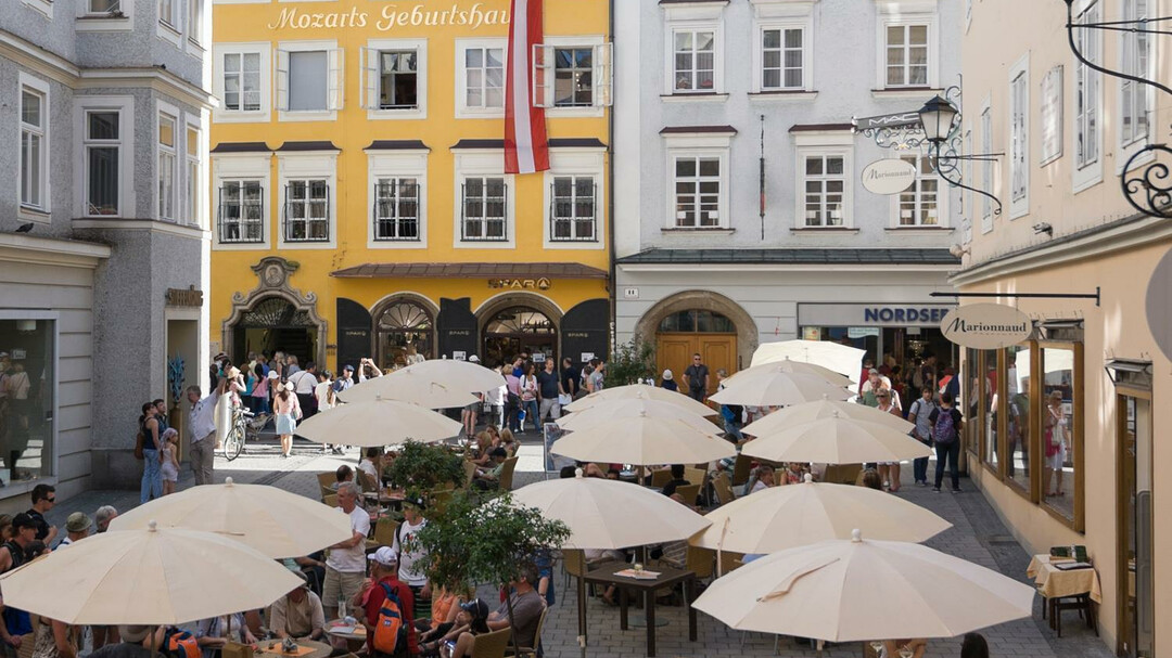 Gagenauerplatz with Mozarts' Birthplace | © Bryan Reinhart
