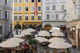 Gagenauerplatz with Mozarts' Birthplace | © Bryan Reinhart