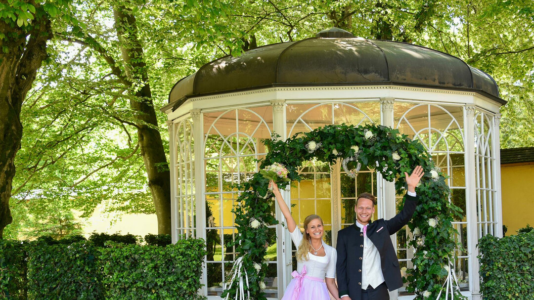 Hochzeitspaar im Sound of Music Pavillion | © Schlossverwaltung Hellbrunn / scheinast.com